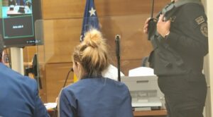 Tras chocar drogada y con alcohol terminó amenazando con cuchillo a una vecina