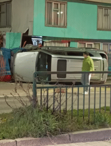 Conductor volcó y terminó impactando contra vivienda del Barrio 18 de Septiembre