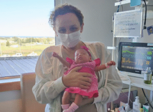Niños y jóvenes visitaron Unidad Neonatal del Hospital Clínico