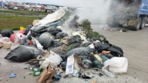 Depositan brasas en bolsa de basura y provocan principio de incendio en camión