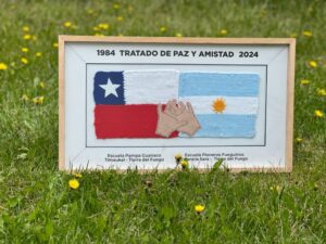 La conmovedora historia tras un telar bordado por niños chilenos y argentinos