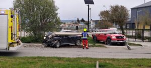 Conductora salvó de milagro tras chocar contra poste de concreto