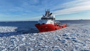 ATF 60 “Lientur” de la Armada inició labor en aguas de la Antártica