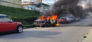 Incendio de auto frente a multicancha desata temor en vecinos del sector sur