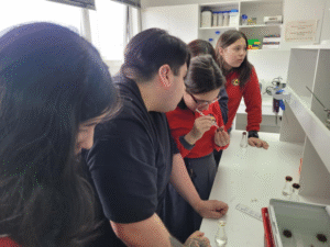 Inédita visita de estudiantes a laboratorios del Instituto Antártico Chileno