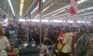 Miles de personas asistieron ayer a la  inauguración del Hipermercado Rofil