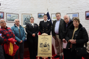 Sociedad Española entrega placa para faro Punta Dúngenes