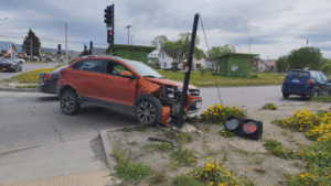 Daños en semáforo y dos vehículos por accidente