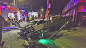 Vecinos detienen a adolescente ebrio que intentó huir tras protagonizar choque