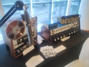 Muestra destaca la historia de la radio en la zona más austral de Chile