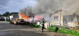 Brutal agresión habría detonado incendio que destruyó tres casas en sector de toma