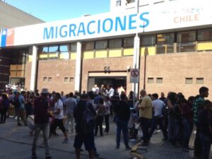 Caos obliga a suspender enrolamiento  de migrantes en el centro de Santiago