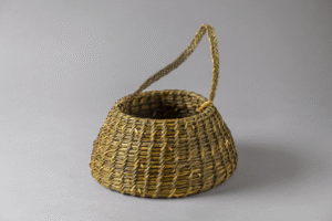 Con sello reconocen obra de  artesana descendiente yagán