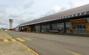 Joven con probables problemas siquiátricos lleva dos semanas en aeropuerto