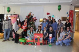 Bonito gesto navideño: reparten juguetes  a los niños hospitalizados en el Clínico