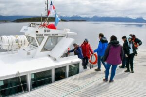 Más de 260 personas han utilizado el servicio de cruce marítimo internacional entre Puerto Navarino y Ushuaia
