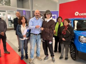 Abuela le regaló a joven de 18 años el boleto ganador del auto 0 kilómetro