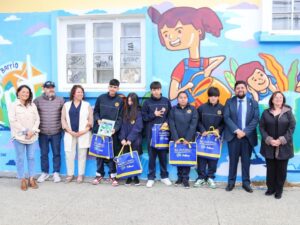 Alumnos de 8° básico elaboraron mural para cambiarle “la cara” a la Escuela Prat