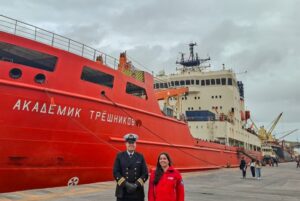 Chilena circunnavegará durante 70 días la Antártica a bordo de rompehielos científico