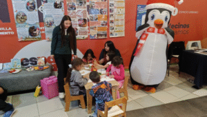 Junji compartió sus proyectos educativos a familias en centro comercial