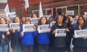 Funcionarios exigen revocar despidos de 36 trabajadores