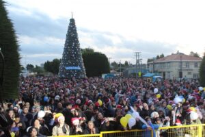 Miles de familias festejaron los 20 años del icónico Árbol de Navidad de Punta Arenas
