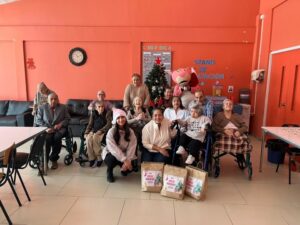 Adultos mayores disfrutan de la alegría navideña