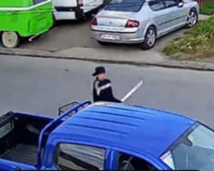 Con machetes rompieron vidrios de vehículos