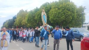 Más de 200 feligreses participaron en procesión