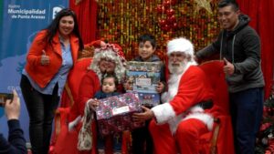 Niños magallánicos reciben al Viejito pascuero de forma anticipada