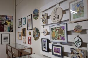 Inauguran galería de arte con ilustración y bordado