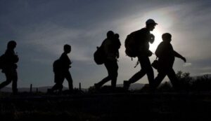 Para los chilenos el número de  extranjeros en el país es “excesivo”