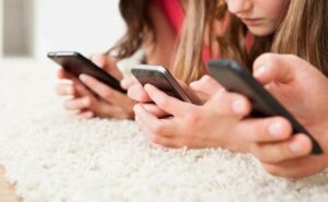 Como Australia: proyecto de ley chileno propone prohibir acceso a redes sociales a menores de 14 años