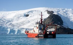 Lancha científica Karpuj ya se encuentra en la Antártica