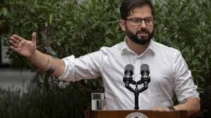 Boric parte 2025 con 28% de aprobación y el 60% preocupado por estabilidad laboral