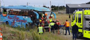 Colisión y despiste de bus generó rescate de turistas que volvían de Fuerte Bulnes
