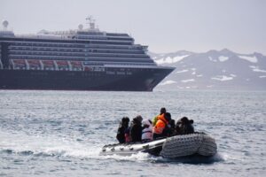 Turistas rescatados en la Antártica:  hablan esposas de los sobrevivientes
