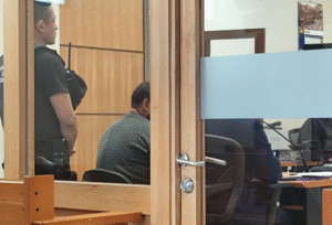 Amenazó con quemar la casa de su ex e incumplió cautelar de prohibición de acercarse