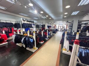 En pleno verano los uniformes y útiles escolares se toman las vitrinas del comercio