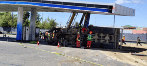 Brutal accidente: camión terminó volcado en estación de servicio y cobró una vida