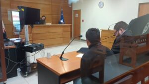 Una madre y su hijo fueron  detenidos tras disparar contra un  automóvil y golpear a carabineros