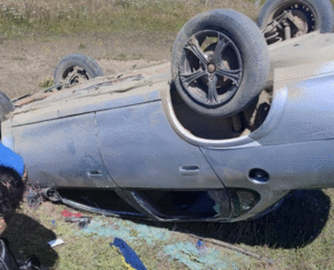 Familia que volcó antes de llegar a Porvenir sufrió el robo de sus pertenencias en ruta