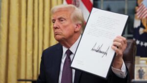 Donald Trump firma orden para retirar a Estados Unidos de la Organización Mundial de la Salud