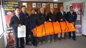 Gasco realizó donación de camilla flexible al Cuerpo de Bomberos