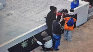Antisociales atacaron con grafitis la Plaza de Armas de Punta Arenas