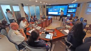 Así es como la Armada y Sernapesca vigilan a los barcos pesqueros que cruzan el Estrecho