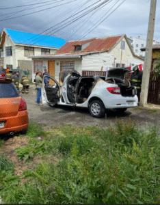 Incendio destruyó vehículo en el Barrio Sur