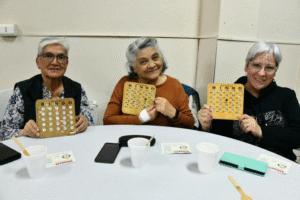 Invitan a adultos mayores para jugar al bingo