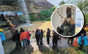 Decenas de feligreses rindieron tributo a la Virgen de Montserrat