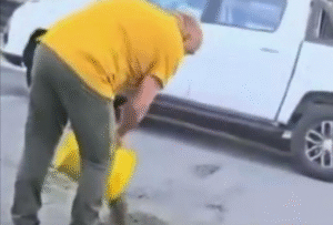 Cansado del pavimento en mal estado: Magallánico tapa hoyos de calle Chiloé
